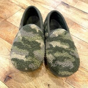 Big Boys Fuzzy Sherpa Camo Indoor Outdoor Slippers Shoes Size 6 Barely Worn